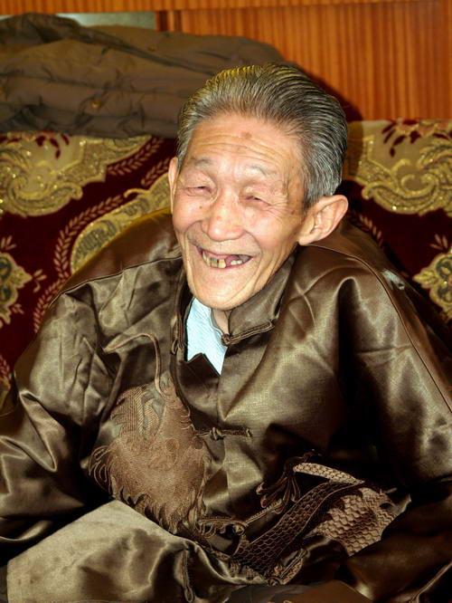 评书演员，王玥波说，在评书界，金文声老爷子是个传奇，他说的最好的书，是三侠剑，可