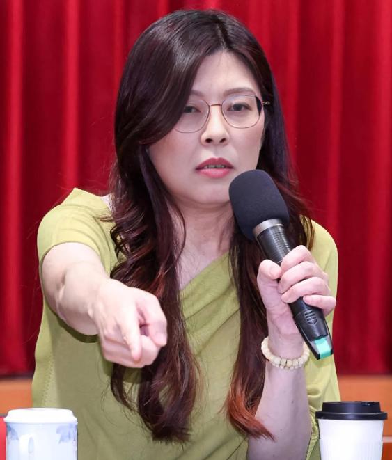 强强联手！
这个组合太燃了！
郑丽文张亚中硬刚 “台独”！


郑丽文和张亚中