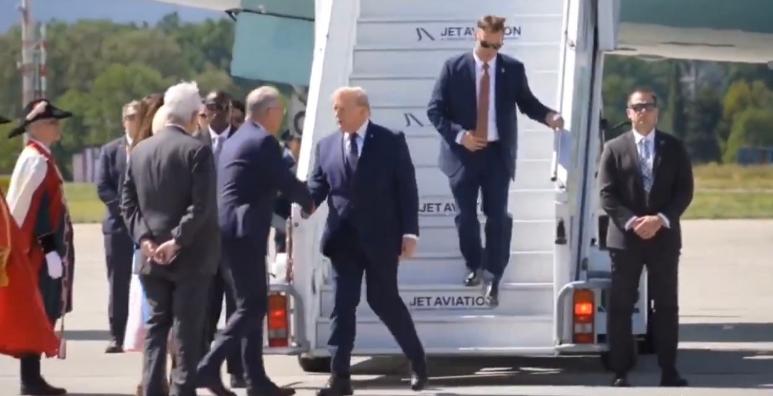 G7峰会，美国不开心。6月15日，特朗普兴冲冲赶到，结果红毯没有、仪仗队没有、马