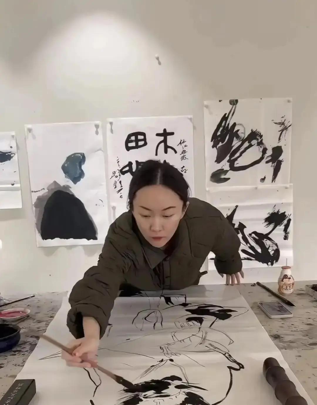 杜江在《红海行动》片场做第50个俯卧撑时，林超贤导演的眼神变了。
这个每天负重跑