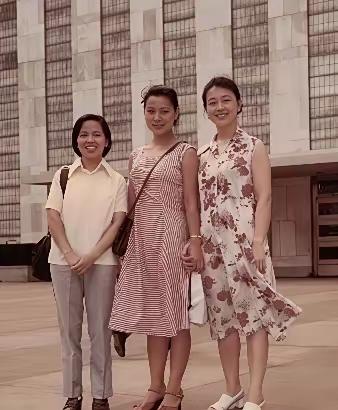 王铎：1981年，陈冲和母亲(右)来到了美国，准备在这里读书深造。