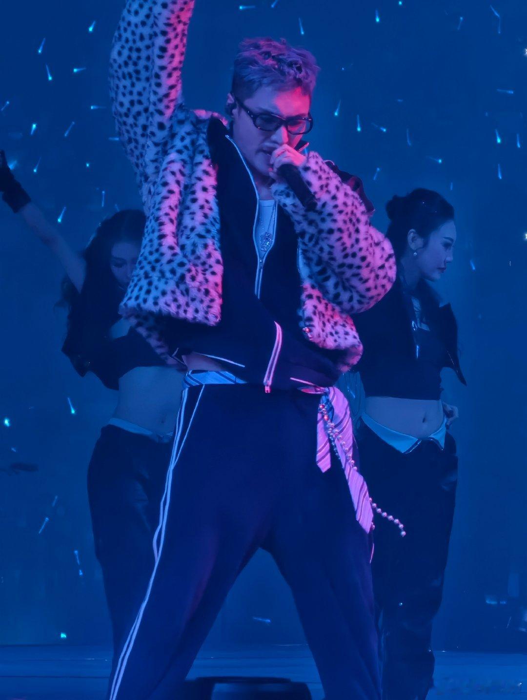 #张艺兴上海站# 上海演唱会第一天就这么燃，现场氛围也太好了吧！感觉开场就能一起