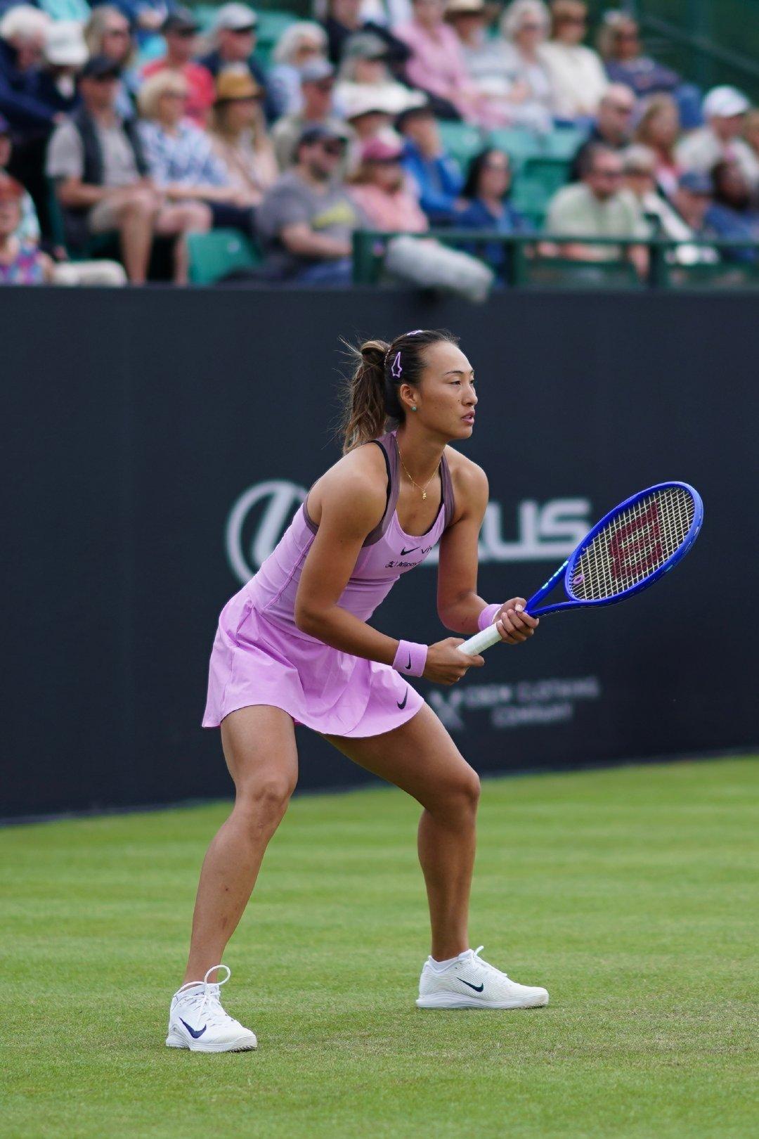 拒绝再次一轮游，郑钦文WTA250诺丁汉站首轮2:1艰难拿下了对手萨卡里，本赛季