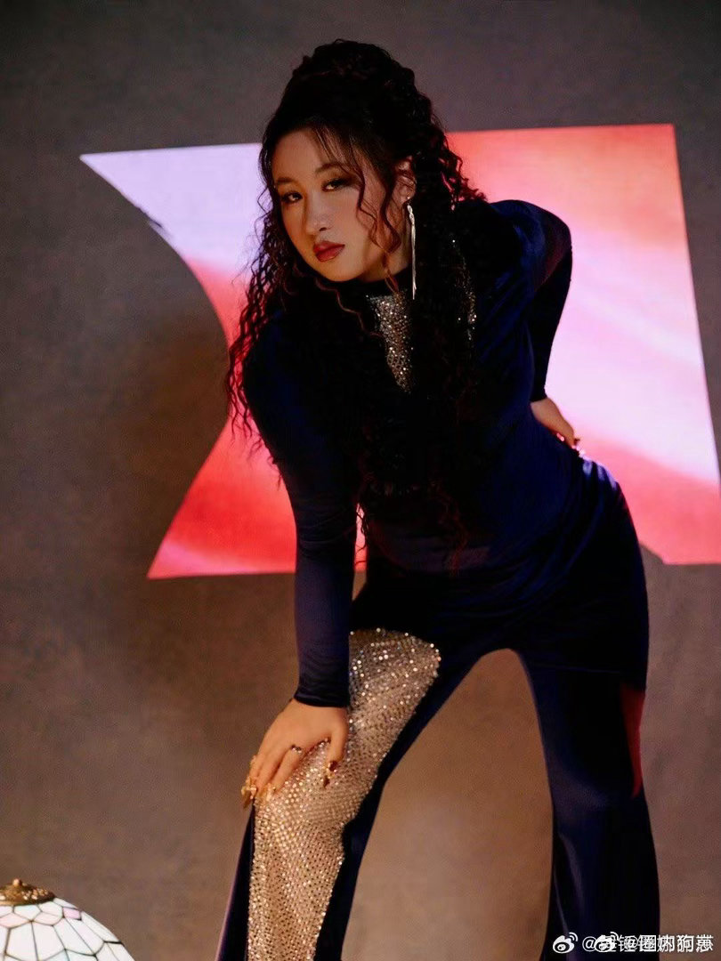 锤娜丽莎这张专辑等了十年 等了十年终于等到这张专辑，白乌鸦振翅高飞了，从练习生到