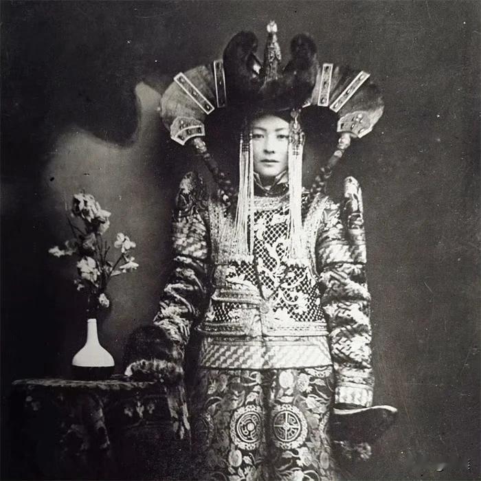 图：清末的蒙古贵女装束。
曾经作为中原心腹大患的漠北草原，在清朝彻底偃旗息鼓归于