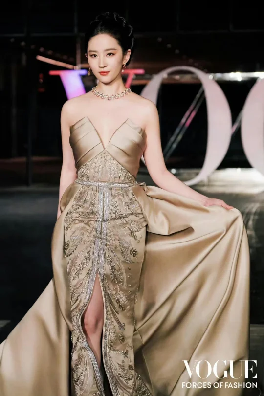 粉圈应该习惯刘亦菲压轴