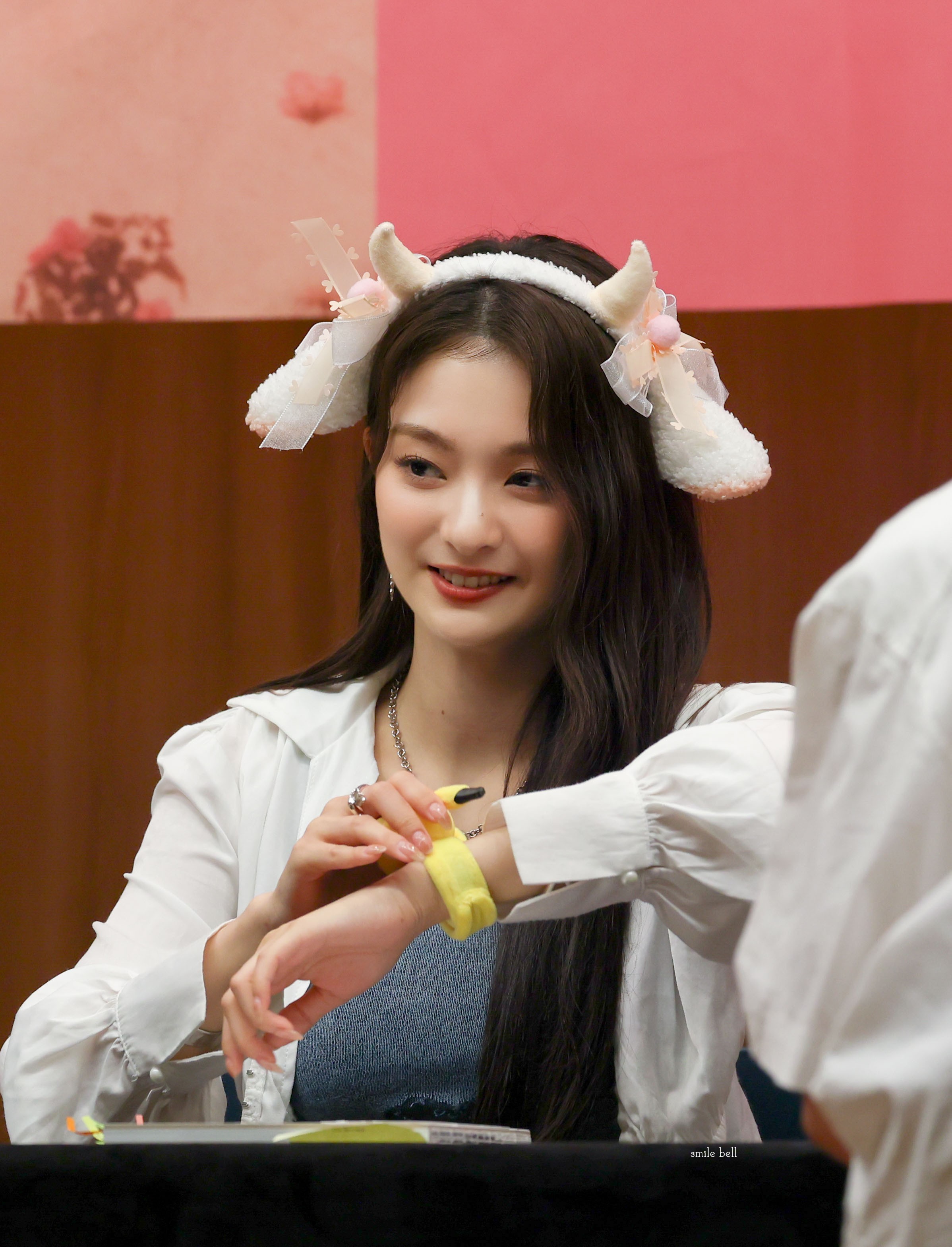 #李娜炅[超话]#🐣#蜜桃笑颜李娜炅# [图片]230623 Blue Dre