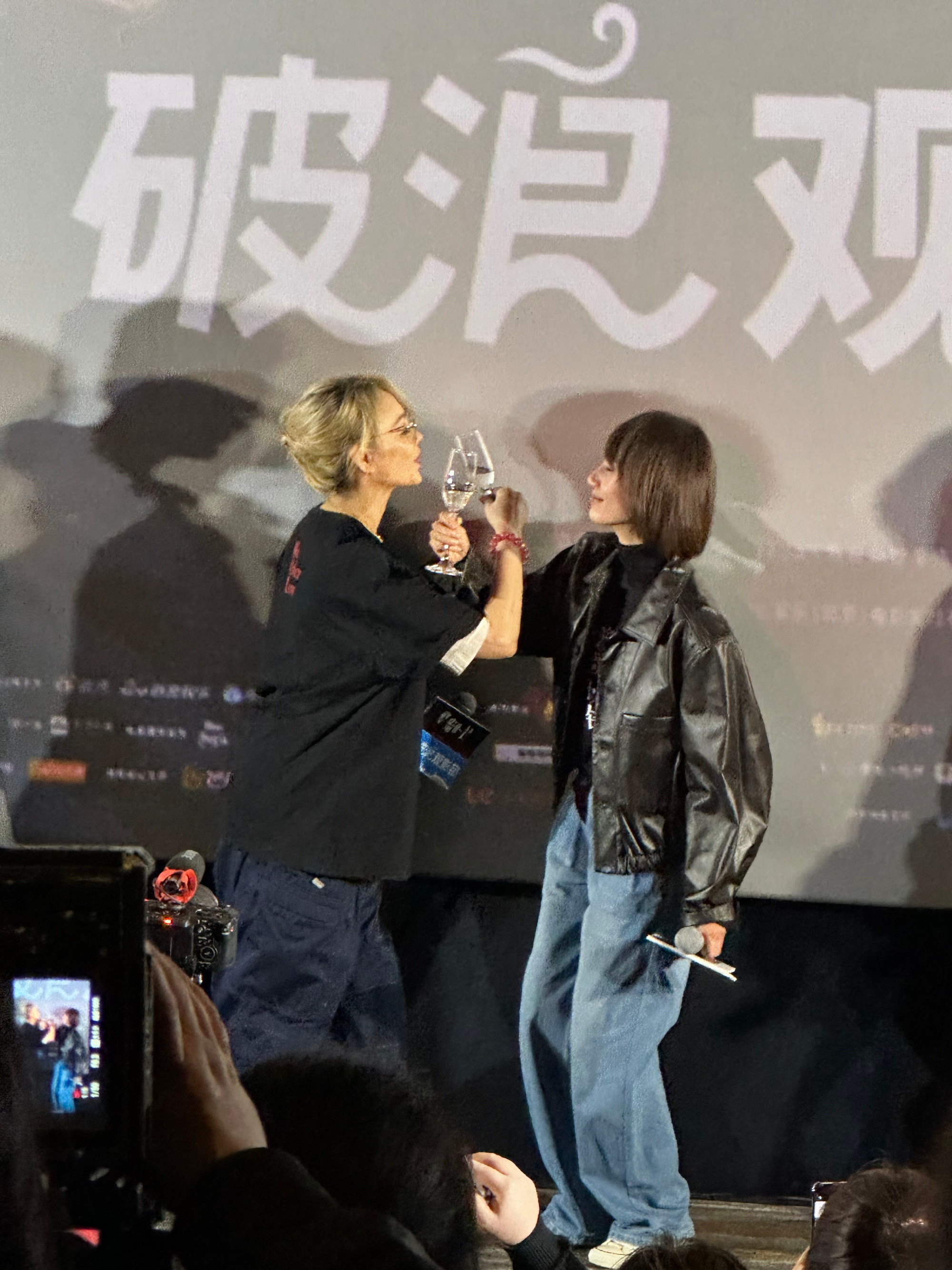 袁泉宁静交杯酒袁泉宁静喝交杯酒这一幕我反复回看，成熟姐姐的氛围感拉满，不刻意不尴