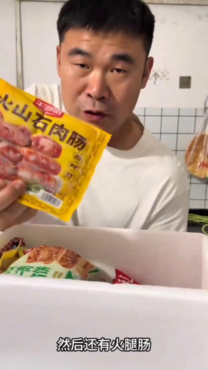 这是人家给我寄过来的样品，我叫咱看看明天我都卖什么东西。这不是满满的一大箱子，好