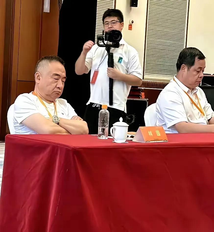 林园这张照片，告诉一众散户如何炒股，
“一旦买入，直接睡觉，不去理他，等你再睁眼