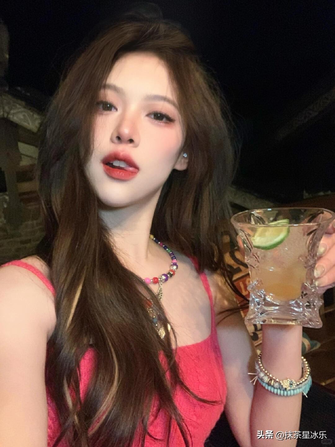 夜晚的微醺时光，粉色的裙摆和晶莹的酒杯，美得让人沉醉。穿搭 怎样穿搭让自己更优雅