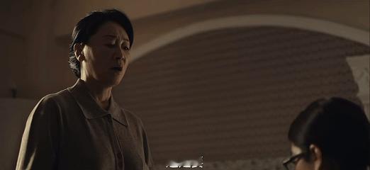 她妈眼里涂指甲油都算勾引谁能接受亲妈当众让自己脱鞋检查脚趾甲啊，成年人的尊严被当