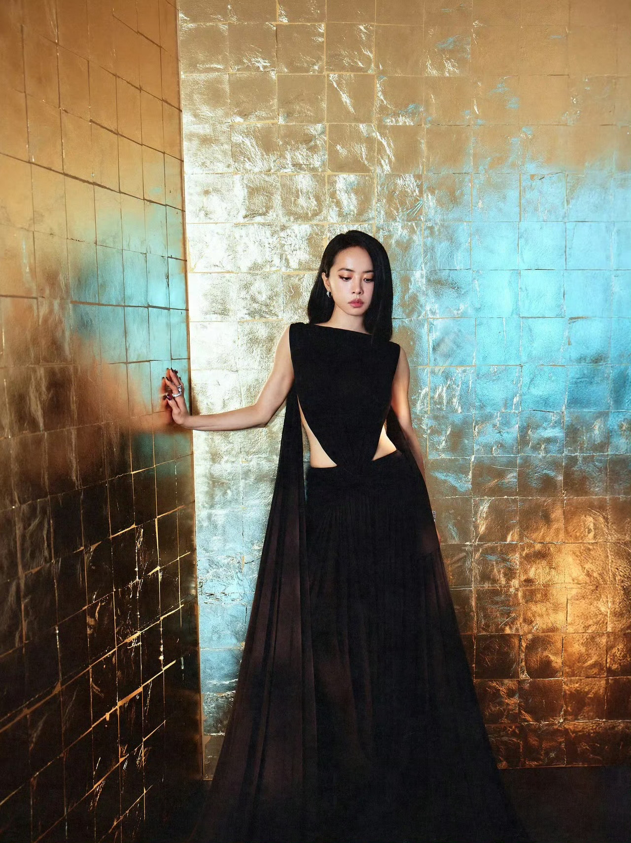 金曲奖 蔡依林今晚造型图集，选择 Balenciaga 冬季 26 系列黑色裙装