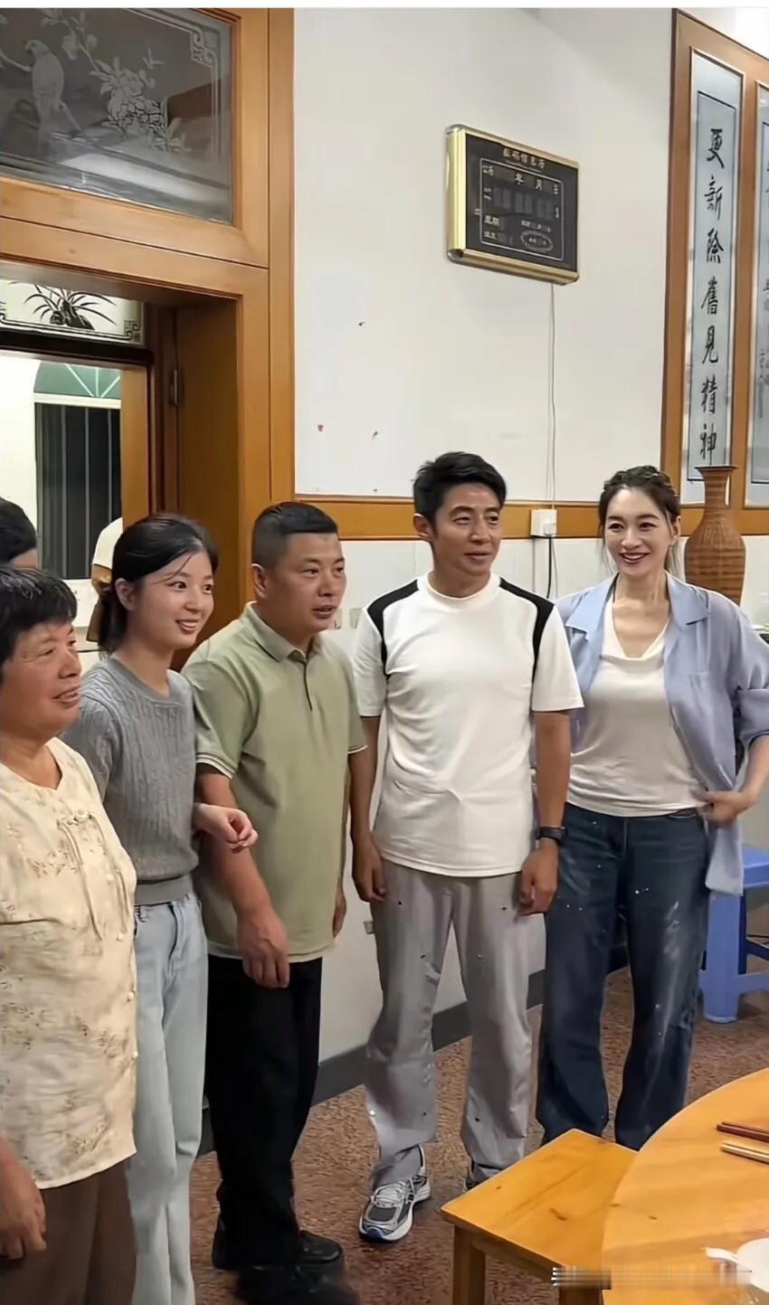 都说李小冉她好看，我咋看不出她美在哪？本人看起来一般般，就是普通的中年女人，脖子