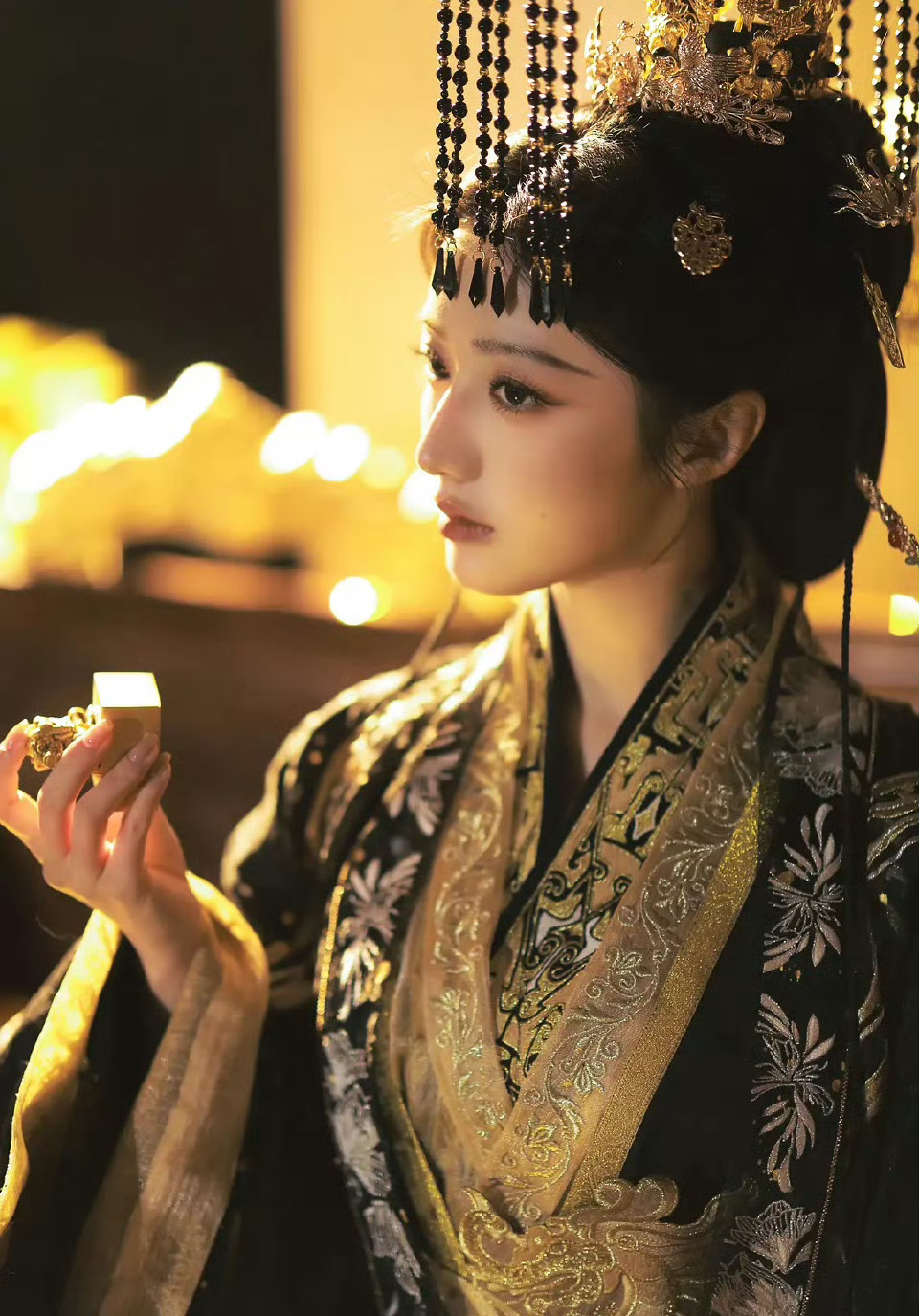 黄羿的女帝写真，完全女皇气质 ，很不错哦！ 