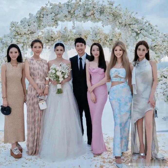 在潘玮柏与宣云的婚礼上，蒋梦婕因着装过于抢眼，被认为盖过了新娘的风头。她的站位也