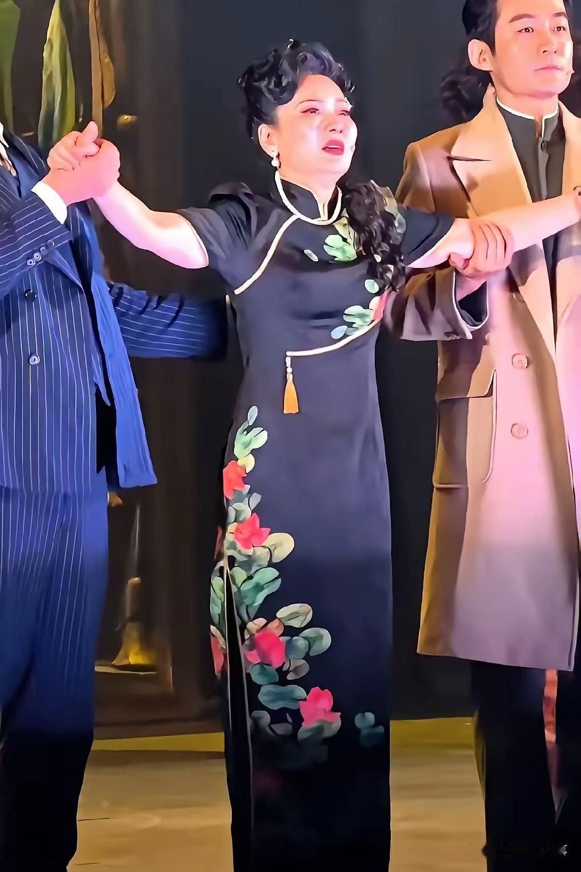 话剧《日出》演出谢幕的剧场舞台，大幕刚刚落下，何赛飞再也撑不住，身体摇摇欲坠，两