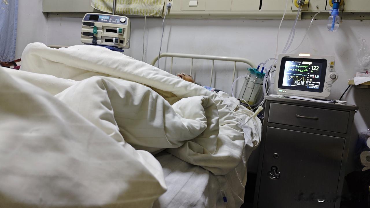 上午远在塘沽的堂哥打来电话。前两天在石家庄的叔叔打来电话。我把母亲的病情跟他们都