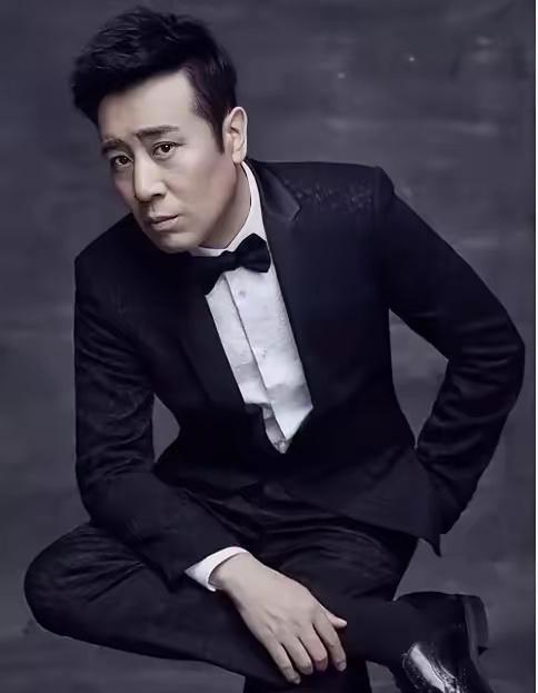 记者问于和伟：你是如何保持身材的？于和伟说：这一天如果吃饱了，就会胖二斤；而要减