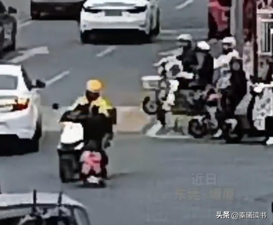 “站长，这单我先不送了，我救人先！”东莞一00后外卖小哥，等红灯时，看见3岁小孩