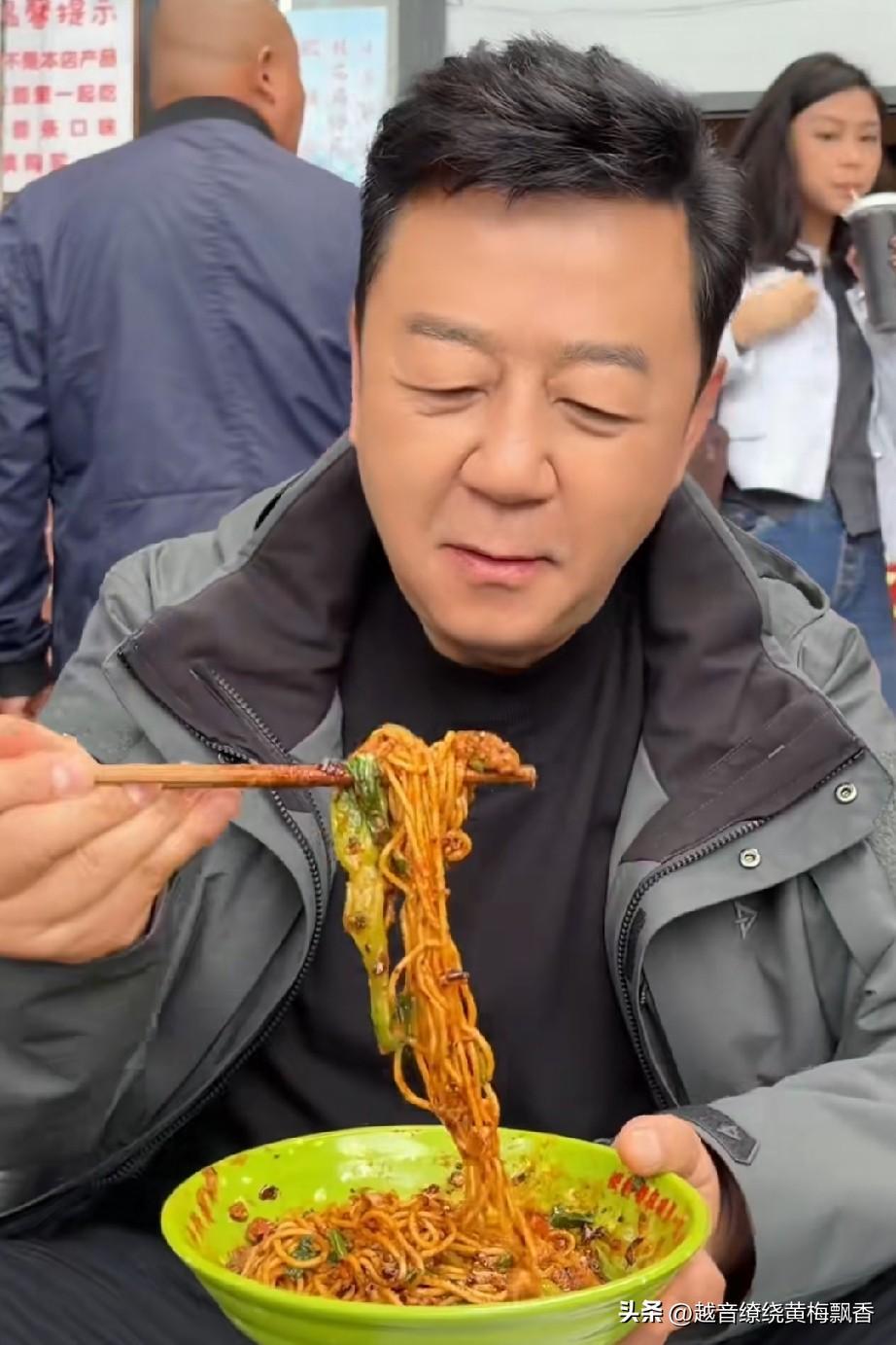 演员郭涛说，自己做为一个重庆的女婿，特别爱吃当地的特色“重庆小面”，他来到一家面