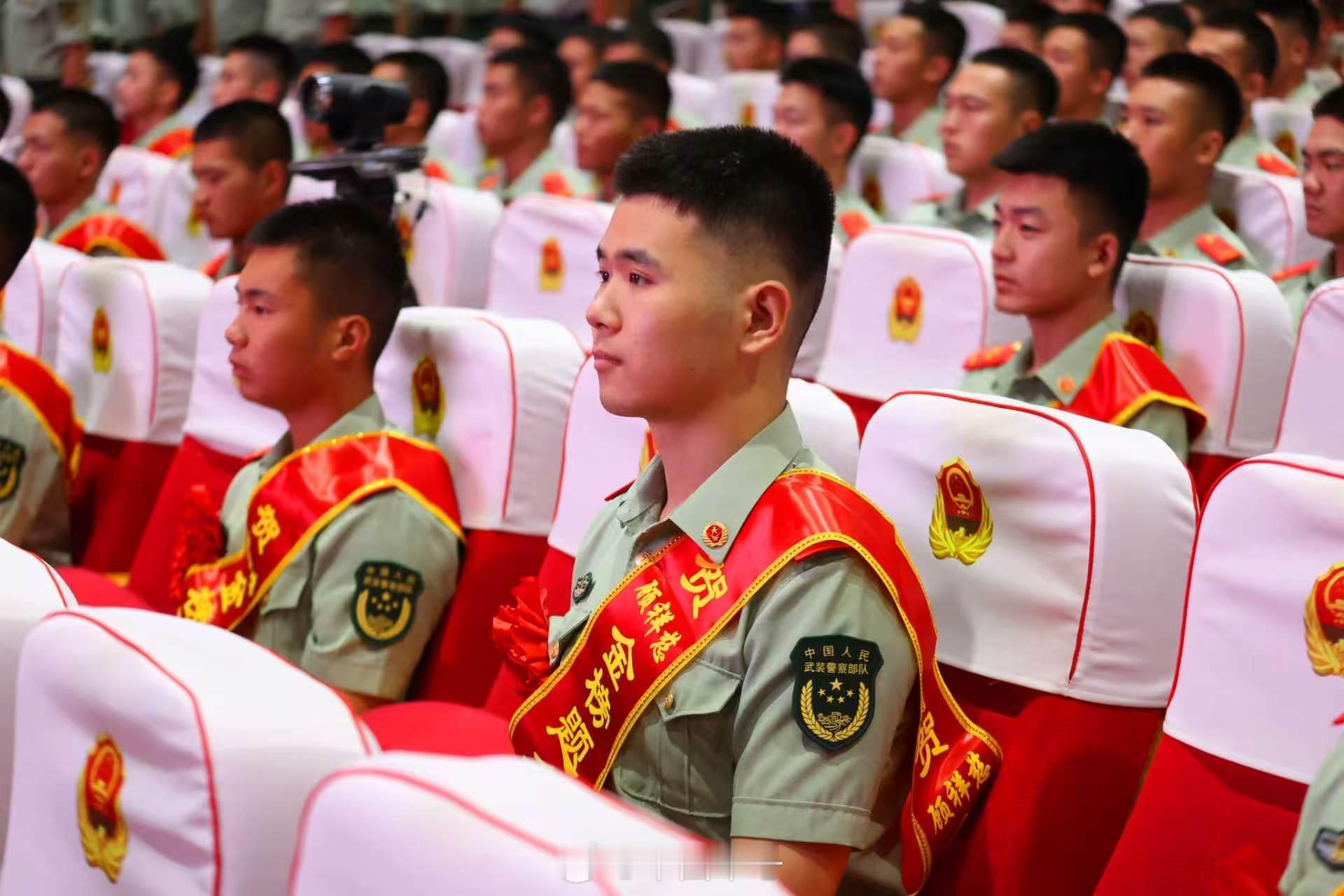 【祝贺！多名武警战士圆梦军校】近日，武警北京总队捷报频传，多名战士收到军校录取通