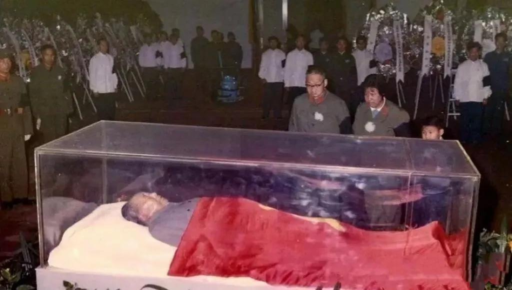 主席遗体告别仪式上，毛岸青一家见主席的最后一面。
当时的毛新宇还很小，根本不懂得