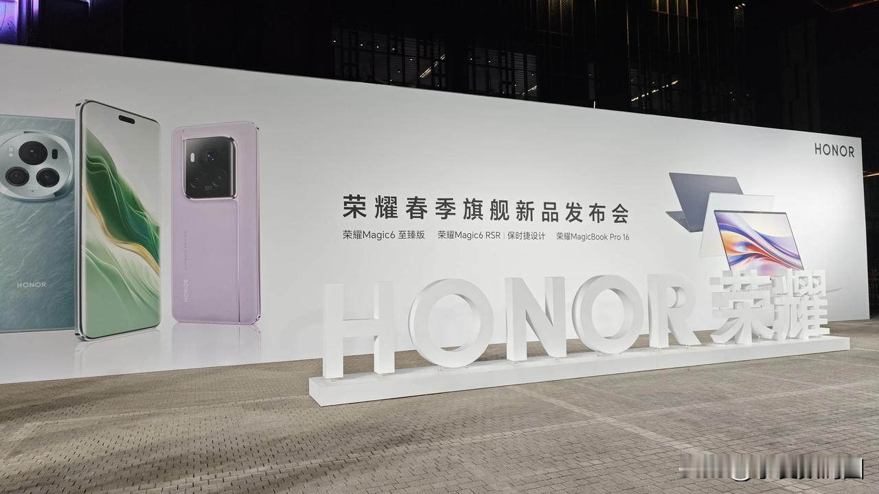 到场了，发布会见到不少熟人，这几辆保时捷不知道是不是他们开来的？我也不好意思问。