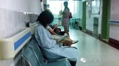 一个62岁的女人，还在为生存挣扎。没有退休金，没有固定工作，没有等来那个“迟到”