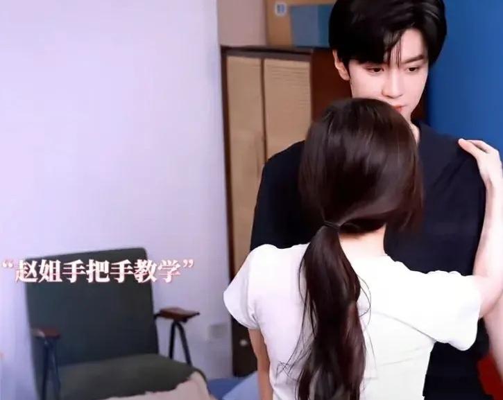 《偷偷藏不住》第20集，据悉20集以后的甜蜜戏很多都是赵露思教出的，让女生们心动