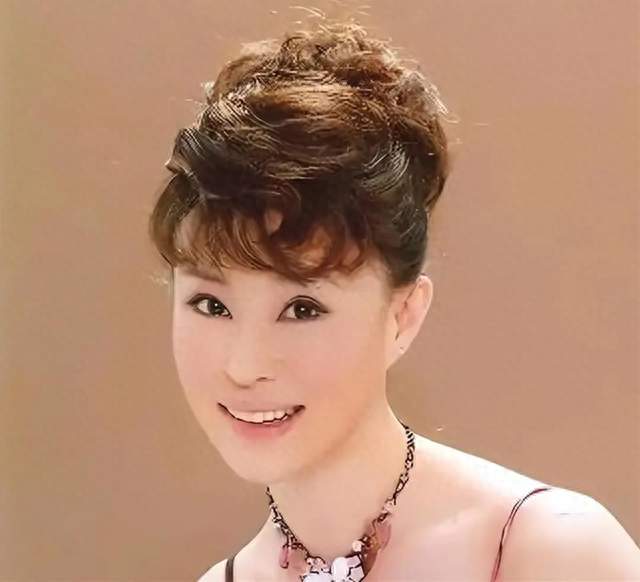 别再只把高定当“女明星的裙子”了