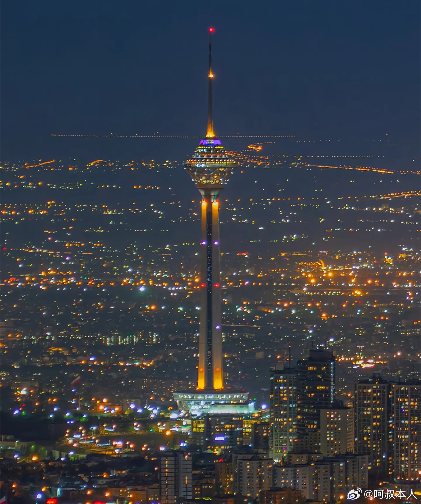 有人好奇朗子那么多石油咋没钱？朗子原来是很有钱的，经济就是靠石油起飞的，后来又是