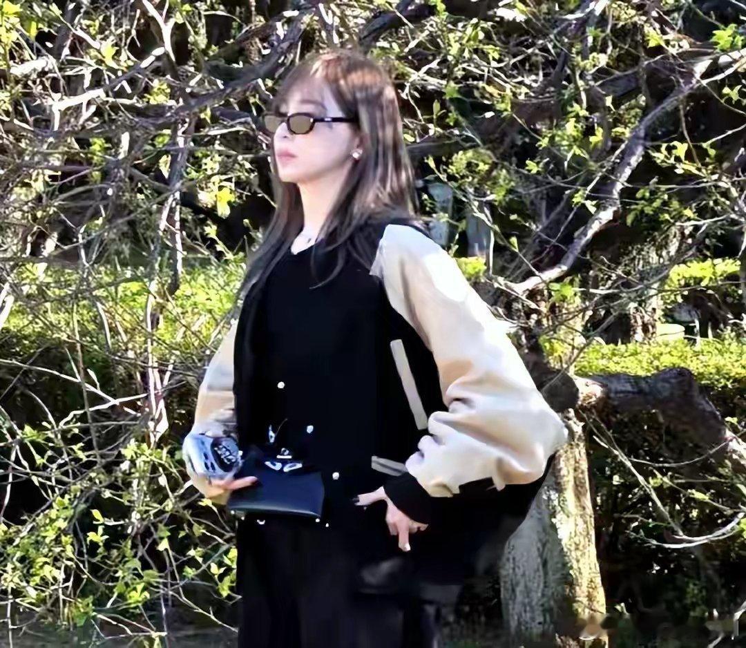 王心凌张栋梁同游东京偶遇王心凌张栋梁东京旅游4月8日，有网友在日本东京偶遇了王心