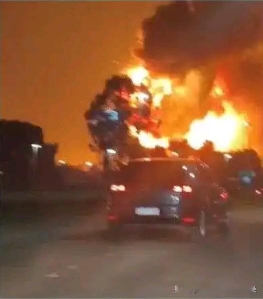 🔥【突发！阿根廷小飞机坠毁热电厂附近引发大爆炸！至少20人受伤，红色警报拉响】