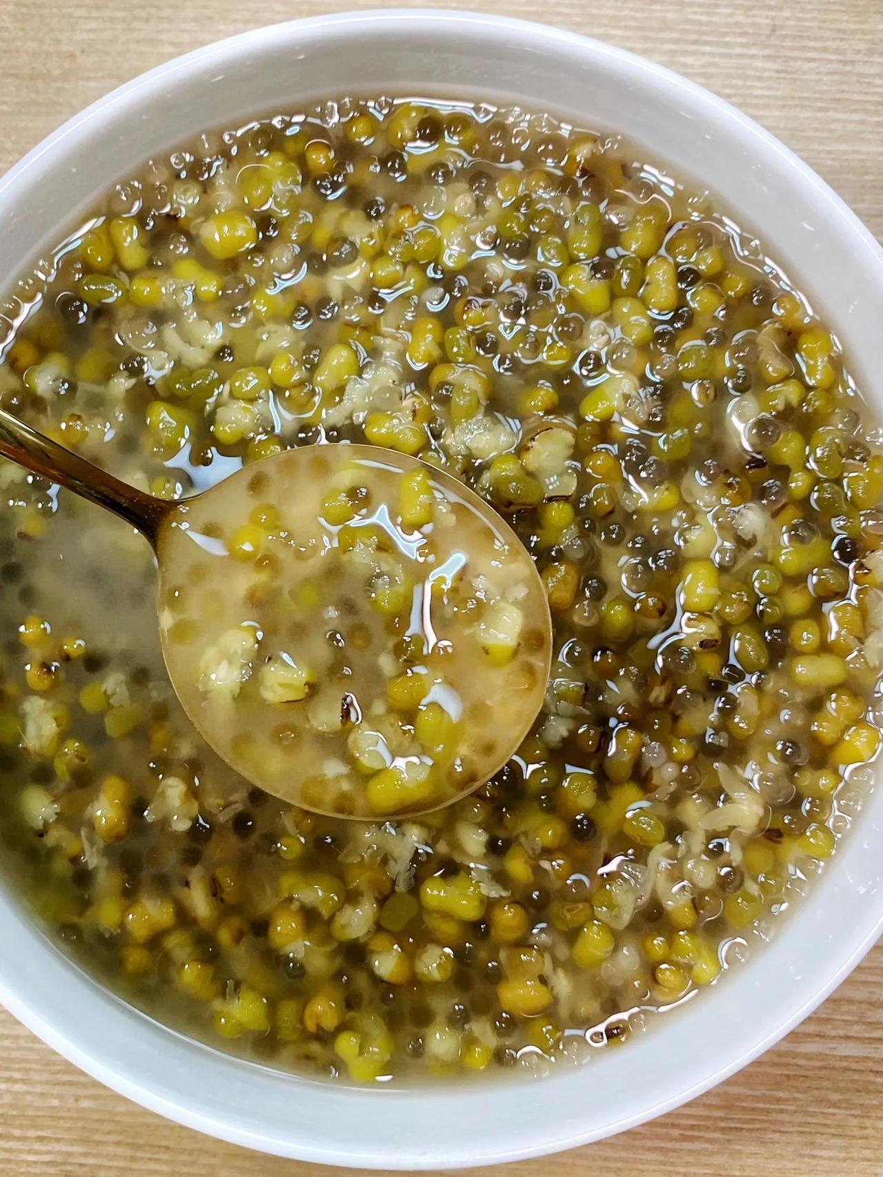 破防了一定要来试试
夏天温度飙升，高温持续
今天推荐一款超级好吃的消暑甜品- -