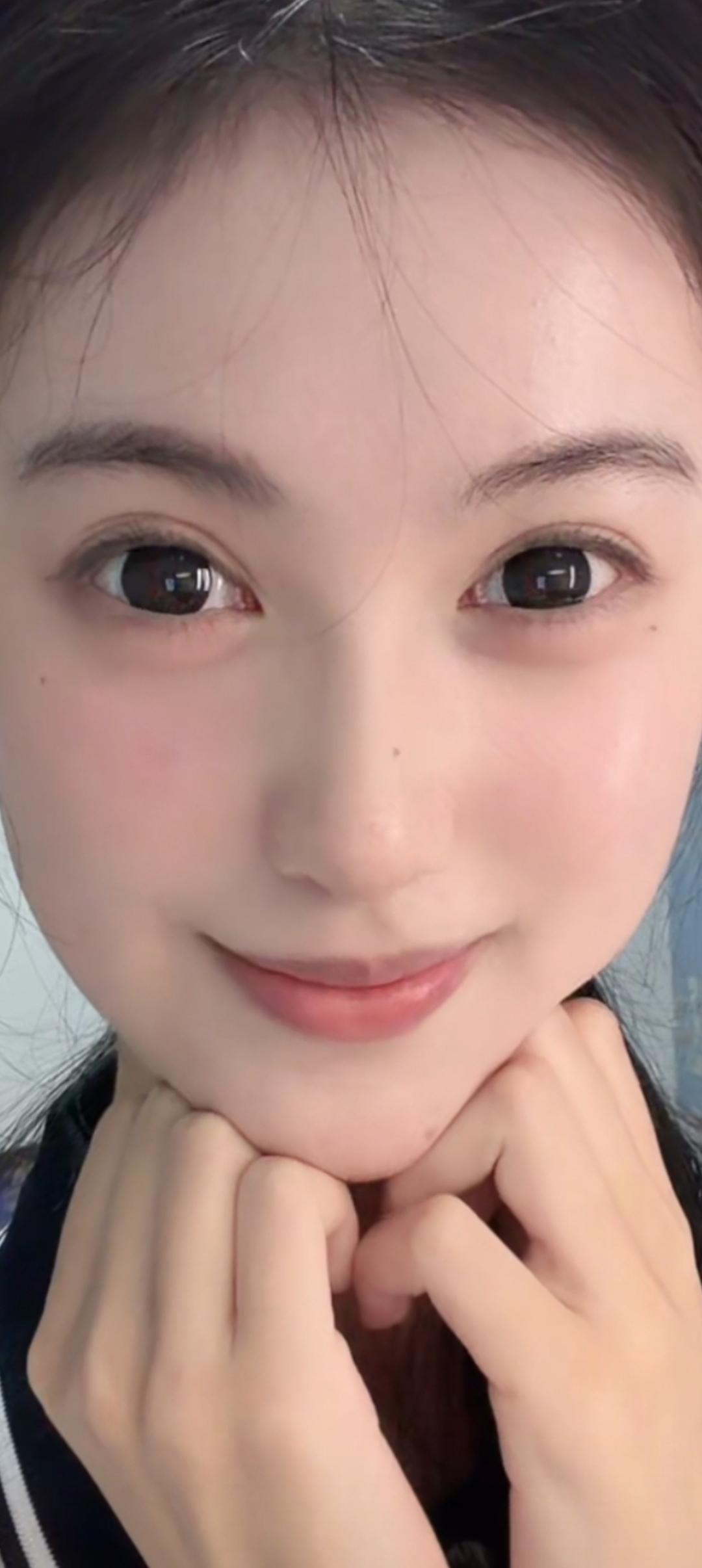 这姑娘笑起来好甜呀！