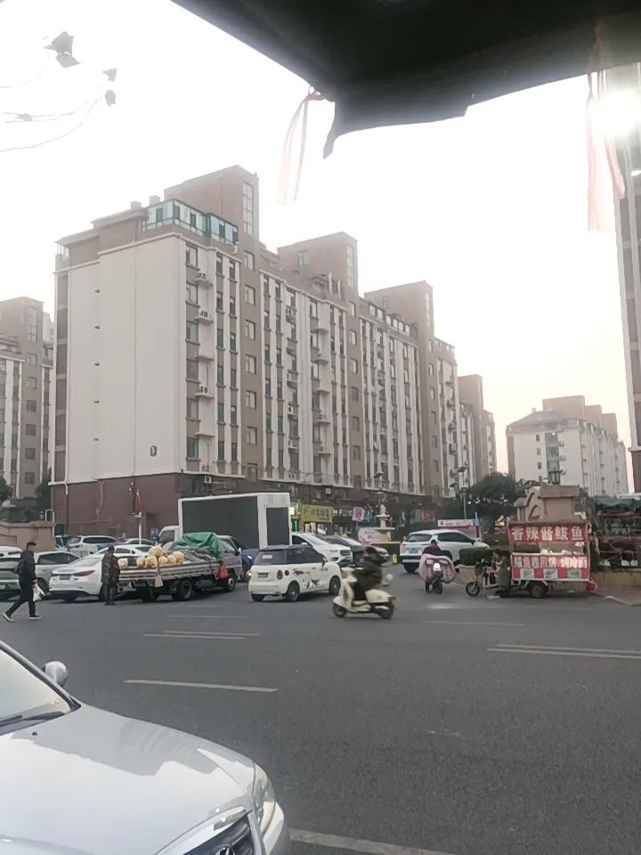 今天很暖和，这几天温度都不低，过两天就要大降温了，可要提前准备好啊！