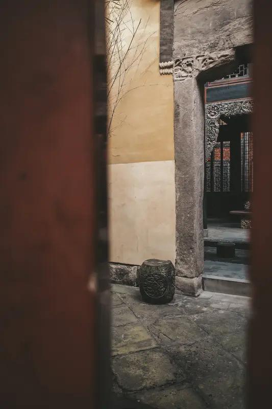 上联：庭院春深，一帘风絮烟笼翠；
下联：池亭夏浅，半盏荷香露凝珠。