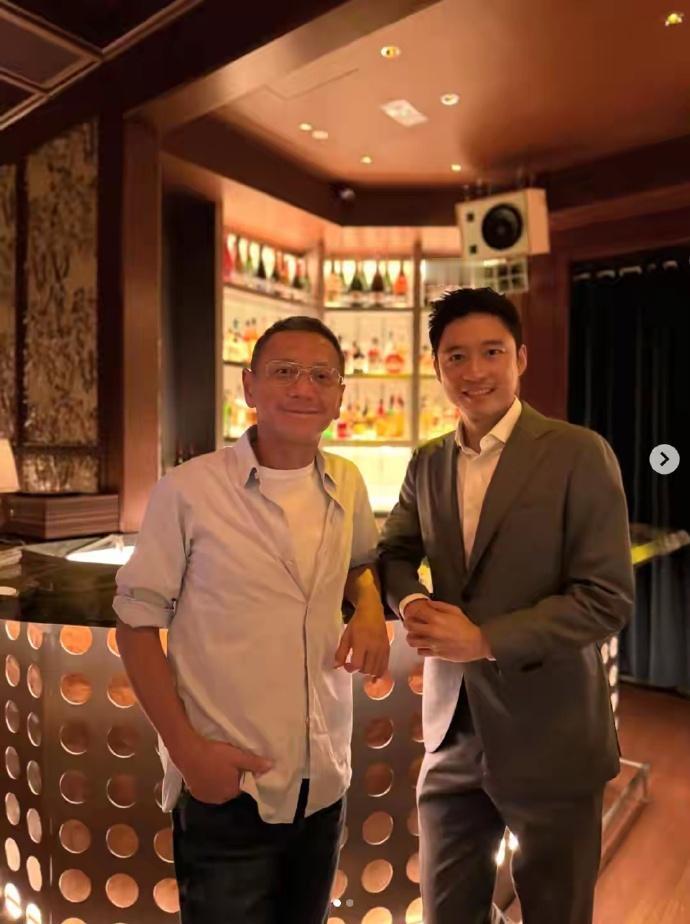 霍启山同框杨其龙，3个细节告诉你为什么说他“太帅了”！
第一，外形。高大挺拔，西