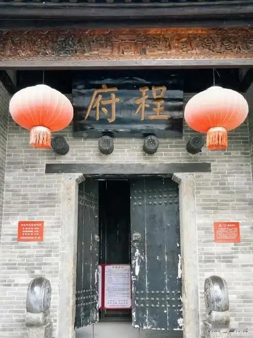 程文炳题安庆大观亭联‌:

‌片土寄忠魂，听槛前万马江声，滚滚惊疑征鼓动；‌
‌