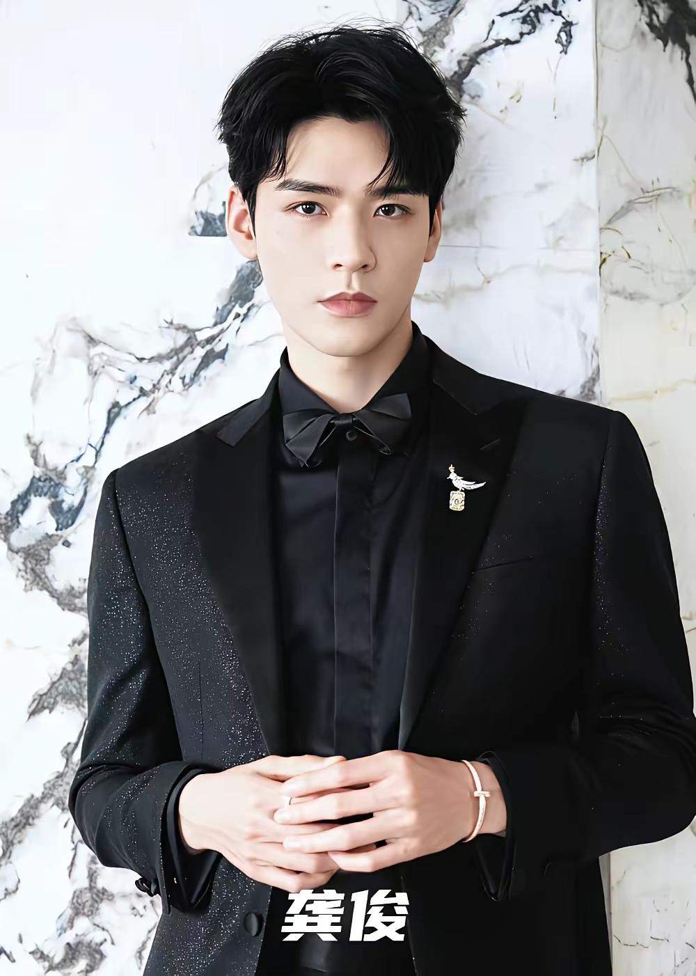 看来看去
还得看杨洋啊
杨洋的帅的天上才有的极限的美！