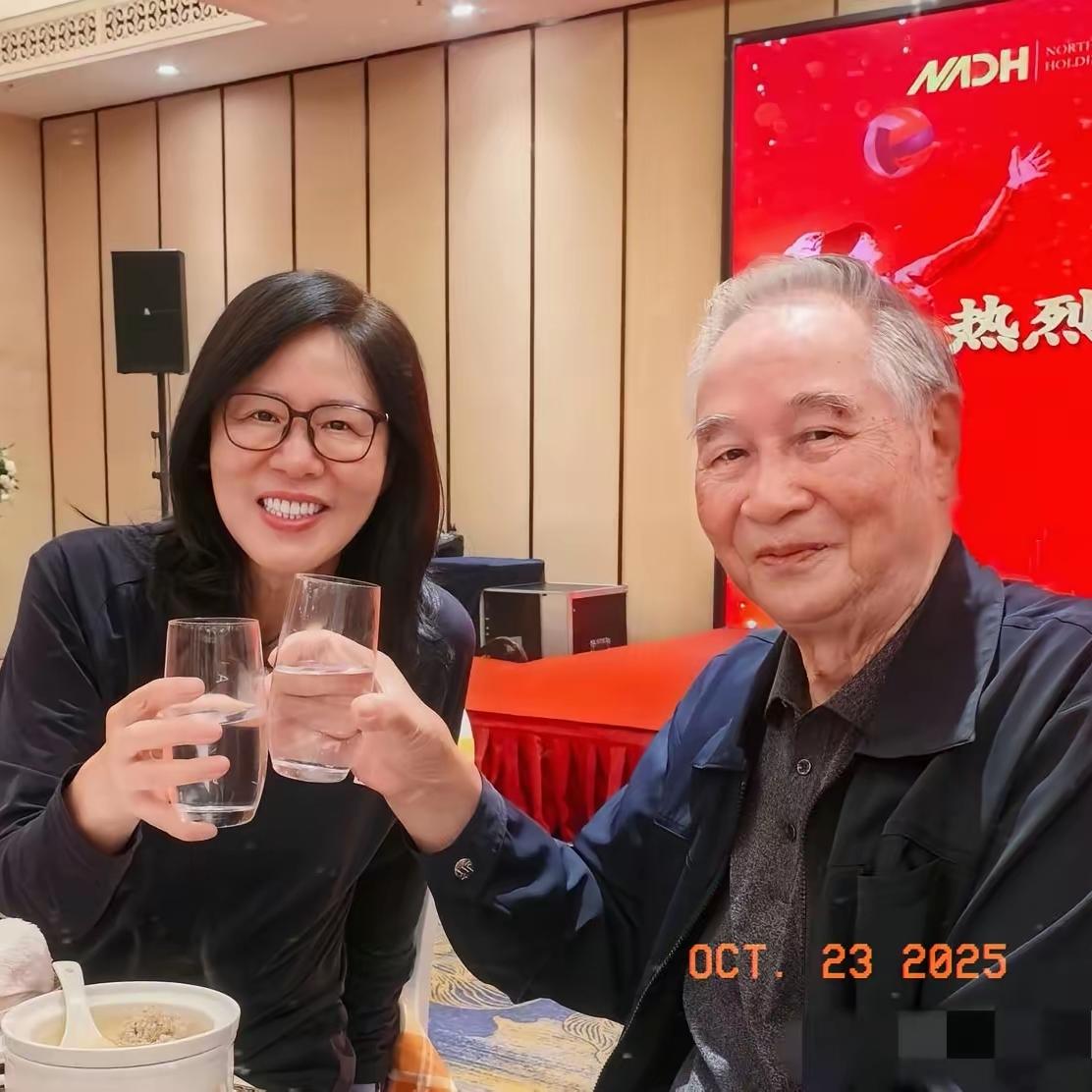 郎平最近去重庆，看望了前女排主教练邓若曾和他太太。看到这消息我心里又感动又感慨，