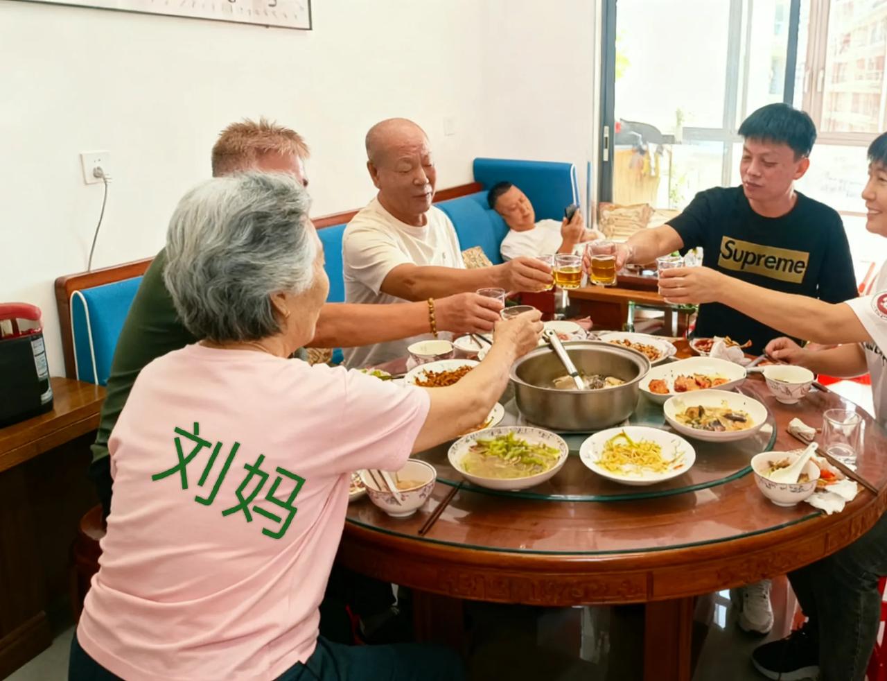 这会儿，是早上6.30分，西双版纳景洪夜色还很浓，后两张图片是我躺在飘窗上仰视拍