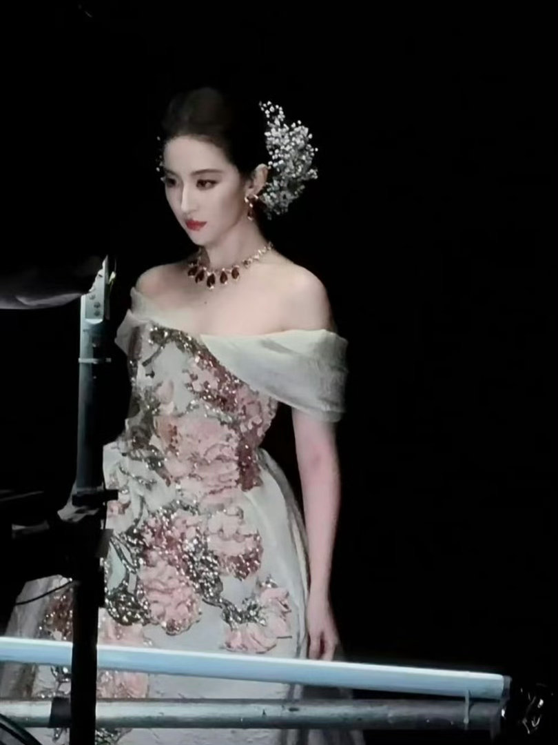 报！刘亦菲和gisellefans在外显交流感情，谁美？ 