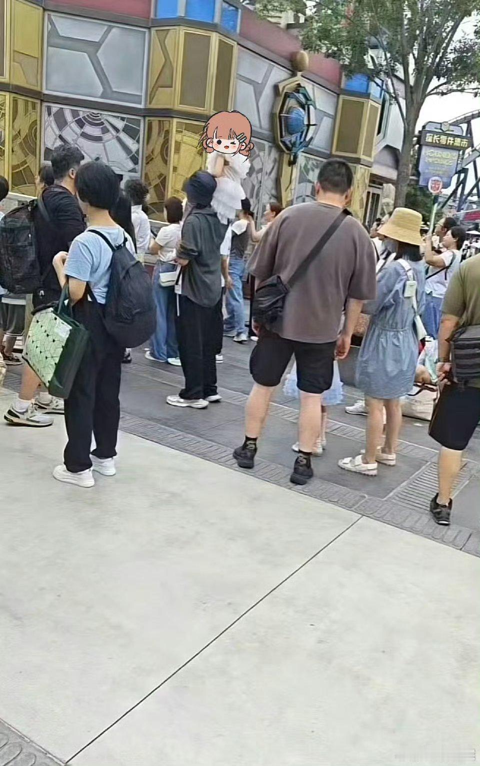 #张杰把女儿扛在肩上#真的超级幸福啊！这是我们多少人想坐在爸爸的肩膀上的模样啊[