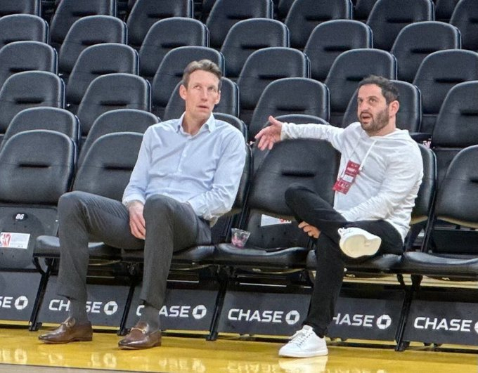 提前沟通？邓利维与库明加经纪人特纳在训练时谈话。金州勇士[超话] ​​​