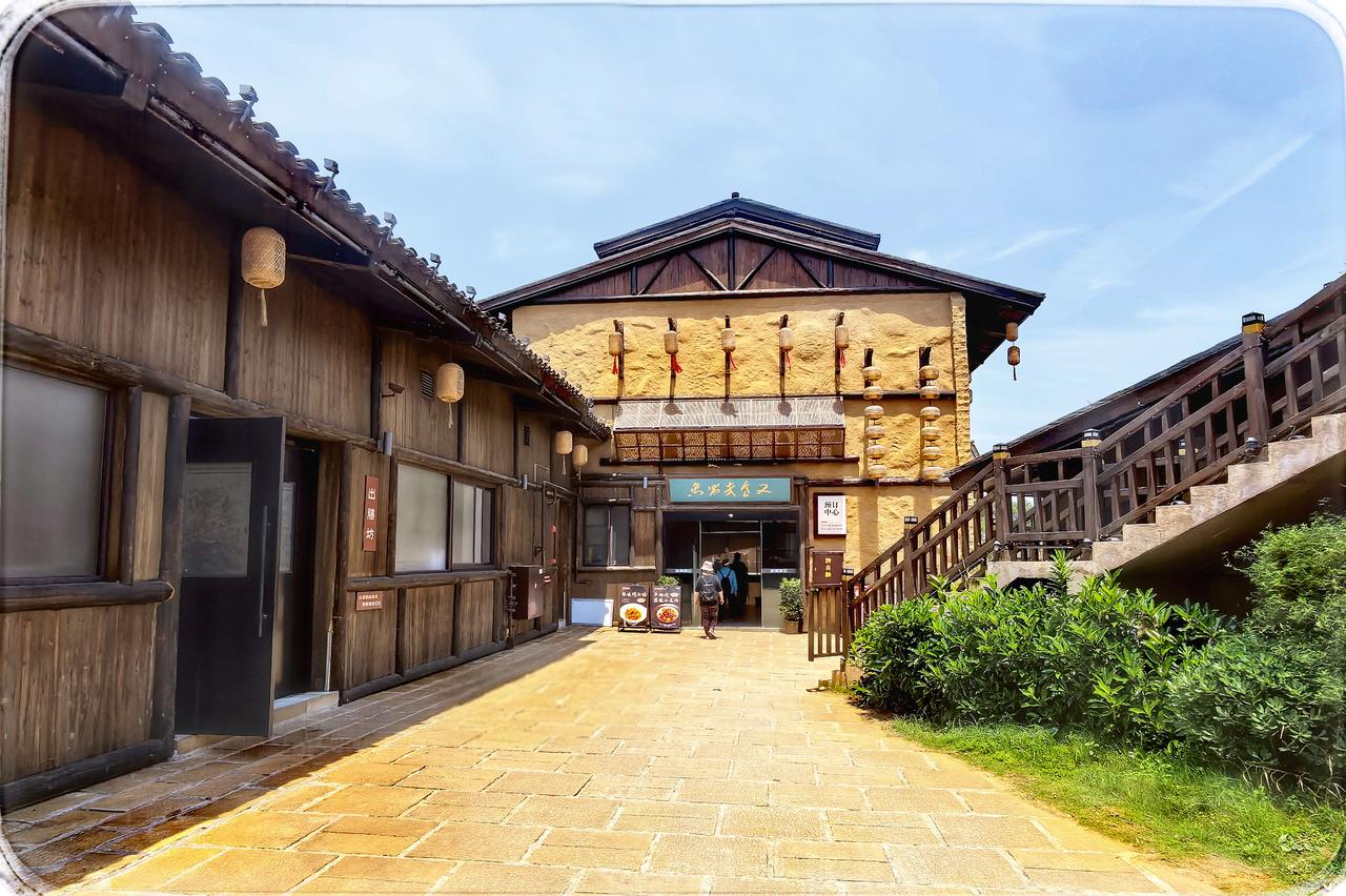 江夏里：城郊诗画慢境
在城郊的一隅悄然藏起，江夏里似诗画铺展的梦境。红地毯蜿蜒，