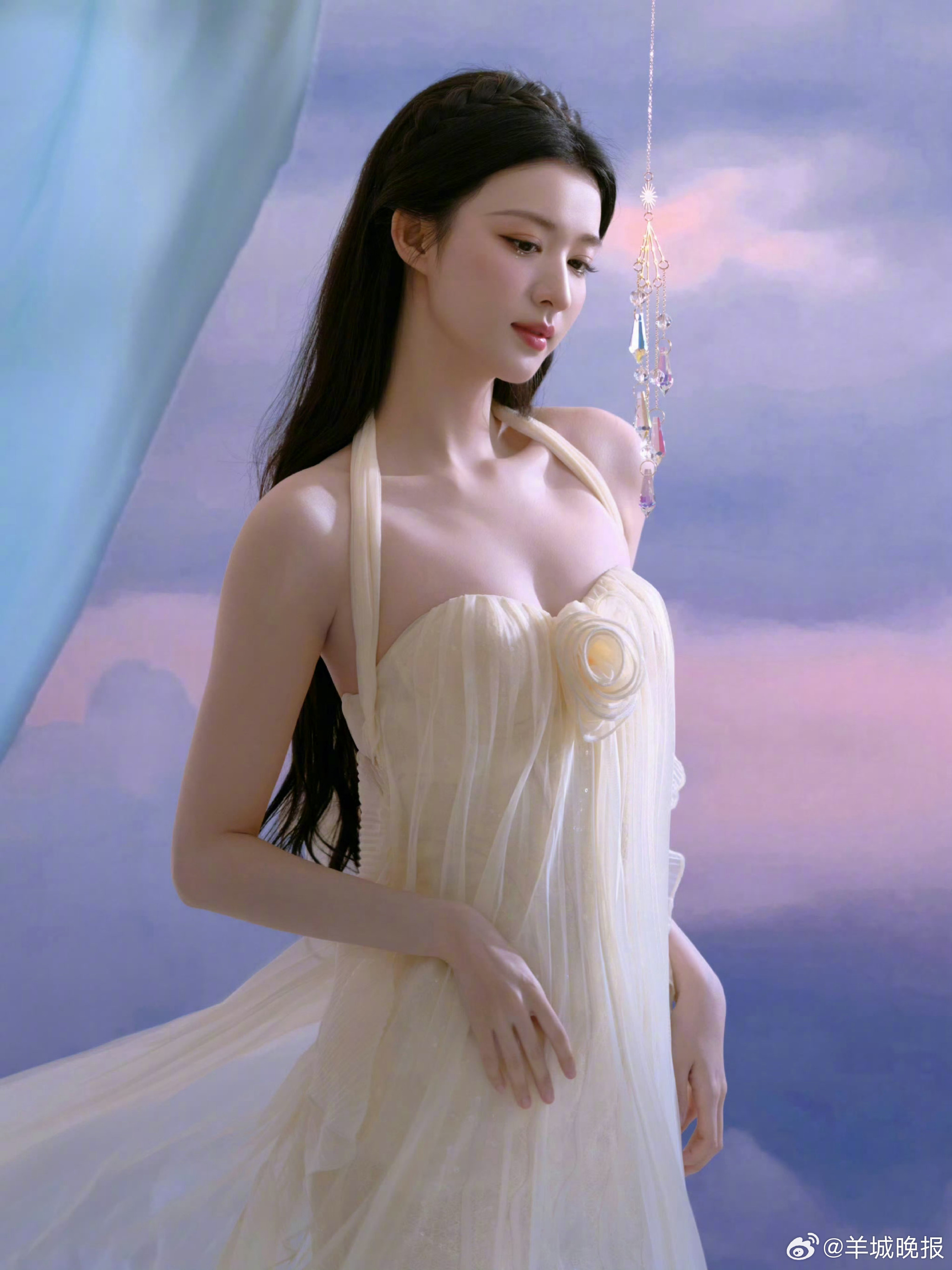 【分享内娱女星白色礼服神图】简约的纯白底色，衬得肌肤似雪，或缎面垂坠、或纱裙轻盈