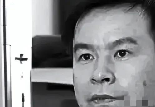 1992年，浙大高材生李红涛被警察逮捕，然而让所有人不敢相信的是，他竟然趁着警察
