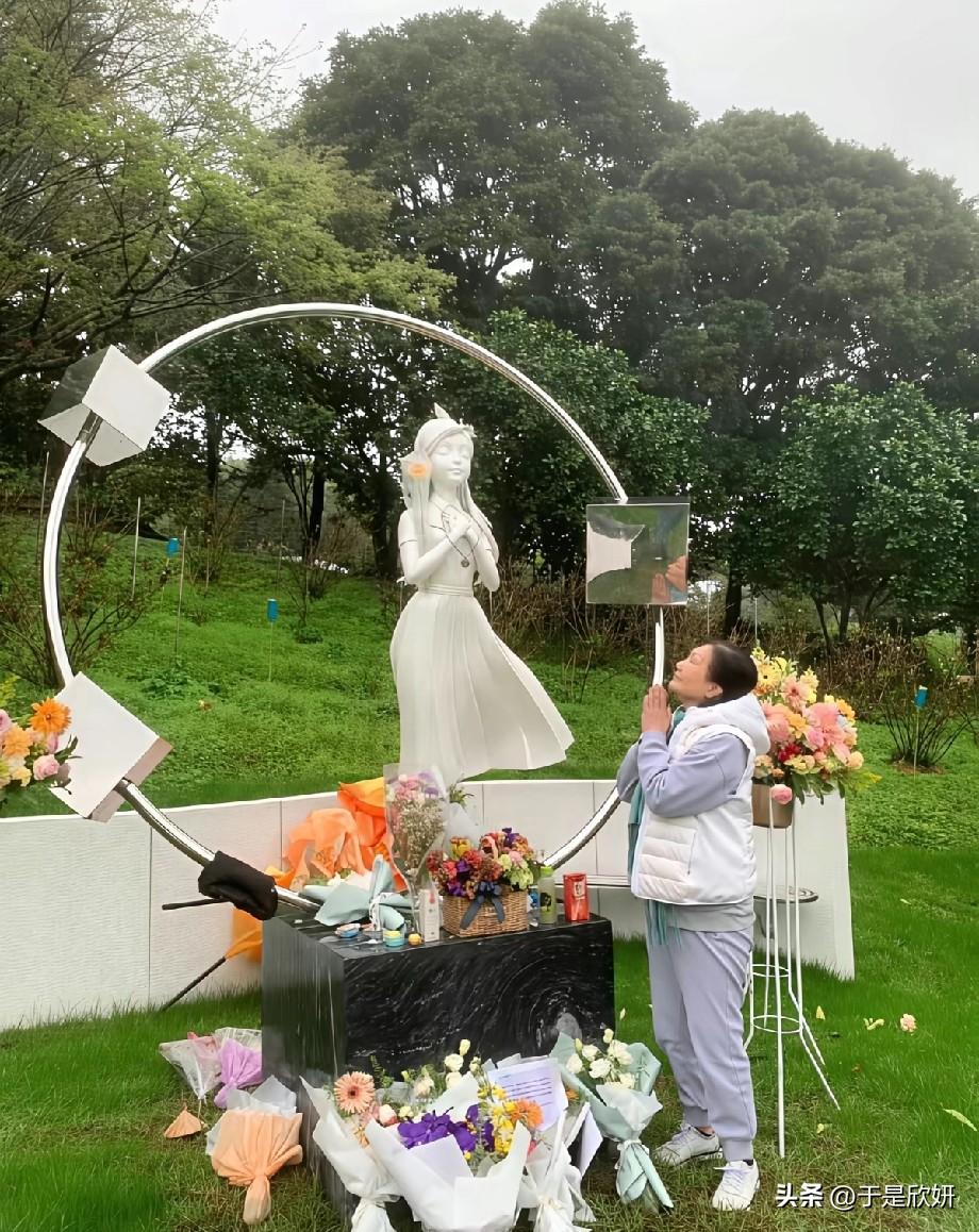 徐妈妈冒雨赴金宝山看大S雕像！一句“心中苦不堪言”，道尽白发人送黑发人的痛

妇